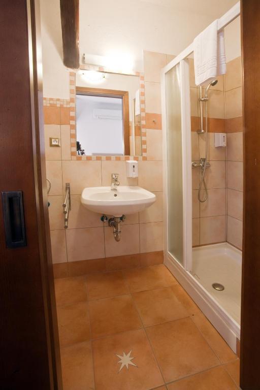 Guesthouse Kubus Ljubljana Ngoại thất bức ảnh