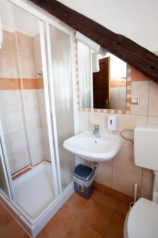 Guesthouse Kubus Ljubljana Phòng bức ảnh