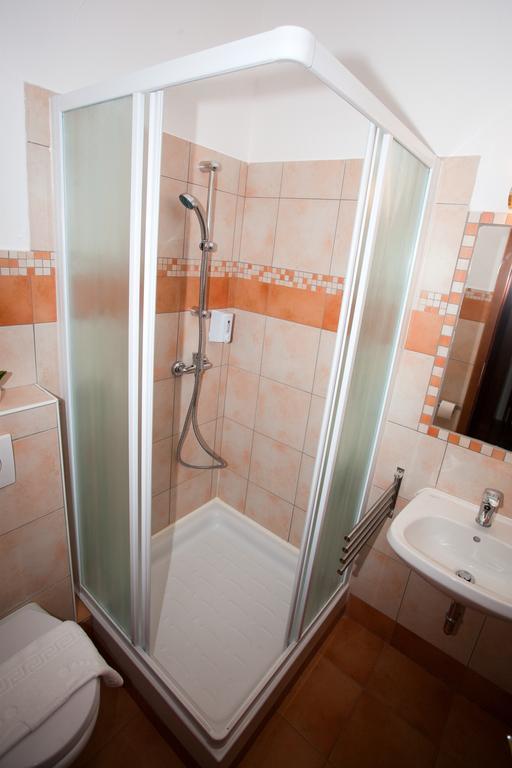 Guesthouse Kubus Ljubljana Phòng bức ảnh